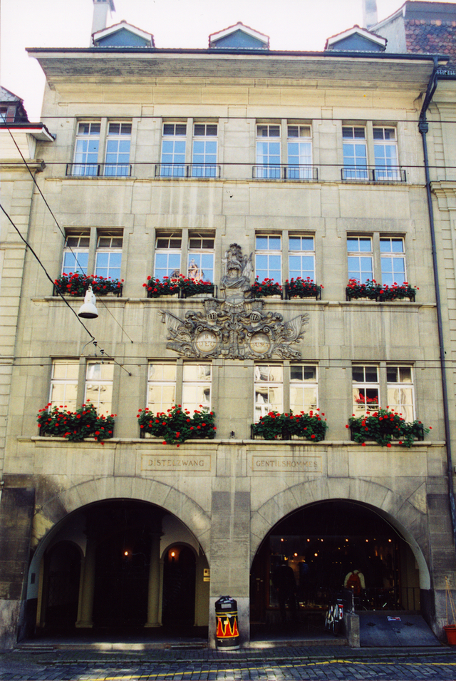 Das Bild zeigt die Fassade des Gesellschaftshauses an der Gerechtigkeitsgasse 79.